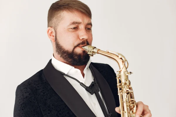 Man palying the saxophone with good breath