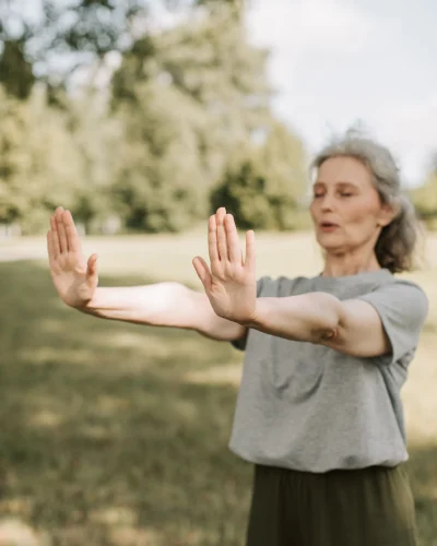 woman-qigong-pushing-posture-park.png
